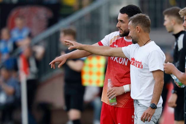 Trainer Michael Schiele (Würzburger Kickers) r. gibt Anweisungen an Dion Berisha (Würzburger Kickers) im Rückspiel der Aufstiegsspiele zur 3. Liga zwischen dem FC Würzburger Kickers und dem 1. FC Lok Leipzig in der AKON Arena am Dallenberg, Würzburg, Deutschland, am 1. Juni 2026. DFB DFL REGULATIONS PROHIBIT ANY USE OF PHOTOGRAPHS AS IMAGE SEQUENCES AND OR QUASI-VIDEO, Copyright: HMBxMedia xHeikoxBecker