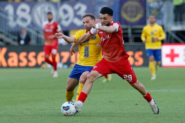 v.l.n.r.: Tobias Dombrowa (Lokomotive Leipzig) und Dion Berisha (Würzburger Kickers), im Rückspiel der Aufstiegsspiele zur 3. Liga zwischen dem FC Würzburger Kickers und dem 1. FC Lok Leipzig in der AKON Arena am Dallenberg, Würzburg, Deutschland, am 1. Juni 2026. DFB DFL REGULATIONS PROHIBIT ANY USE OF PHOTOGRAPHS AS IMAGE SEQUENCES AND OR QUASI-VIDEO, Copyright: HMBxMedia xHeikoxBecker