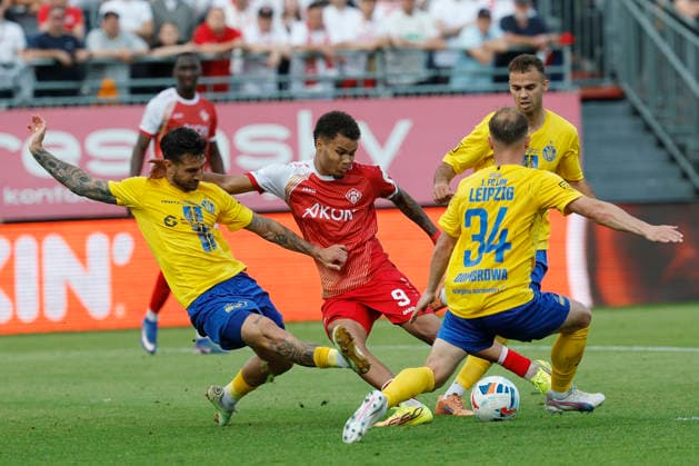Jermain Nischalke (Würzburger Kickers) umringt von Leipziger Spieler versucht zum Schuss zu kommen. im Rückspiel der Aufstiegsspiele zur 3. Liga zwischen dem FC Würzburger Kickers und dem 1. FC Lok Leipzig in der AKON Arena am Dallenberg, Würzburg, Deutschland, am 1. Juni 2026. DFB DFL REGULATIONS PROHIBIT ANY USE OF PHOTOGRAPHS AS IMAGE SEQUENCES AND OR QUASI-VIDEO, Copyright: HMBxMedia xHeikoxBecker