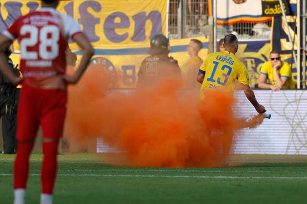 v.l.n.r.: Djamal Ziane (Lokomotive Leipzig) befördert den Rauchtopf hinter die Bande, im Rückspiel der Aufstiegsspiele zur 3. Liga zwischen dem FC Würzburger Kickers und dem 1. FC Lok Leipzig in der AKON Arena am Dallenberg, Würzburg, Deutschland, am 1. Juni 2026. DFB DFL REGULATIONS PROHIBIT ANY USE OF PHOTOGRAPHS AS IMAGE SEQUENCES AND OR QUASI-VIDEO, Copyright: HMBxMedia xHeikoxBecker