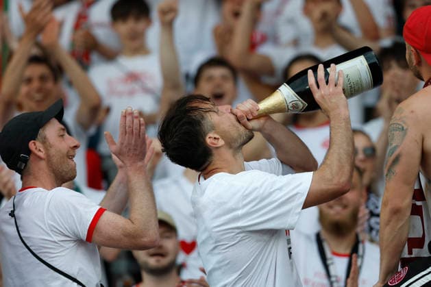 v.l.n.r.: Peter Kurzweg (Würzburger Kickers) auf dem Zaun bei den Fans, im Rückspiel der Aufstiegsspiele zur 3. Liga zwischen dem FC Würzburger Kickers und dem 1. FC Lok Leipzig in der AKON Arena am Dallenberg, Würzburg, Deutschland, am 1. Juni 2026. DFB DFL REGULATIONS PROHIBIT ANY USE OF PHOTOGRAPHS AS IMAGE SEQUENCES AND OR QUASI-VIDEO, Copyright: HMBxMedia xHeikoxBecker