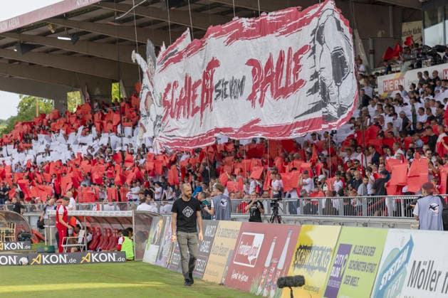 v.l.n.r.: Kickers Sportdirektor Sebastian Neumann im Rückspiel der Aufstiegsspiele zur 3. Liga zwischen dem FC Würzburger Kickers und dem 1. FC Lok Leipzig in der AKON Arena am Dallenberg, Würzburg, Deutschland, am 1. Juni 2026. DFB DFL REGULATIONS PROHIBIT ANY USE OF PHOTOGRAPHS AS IMAGE SEQUENCES AND OR QUASI-VIDEO, Copyright: HMBxMedia xHeikoxBecker