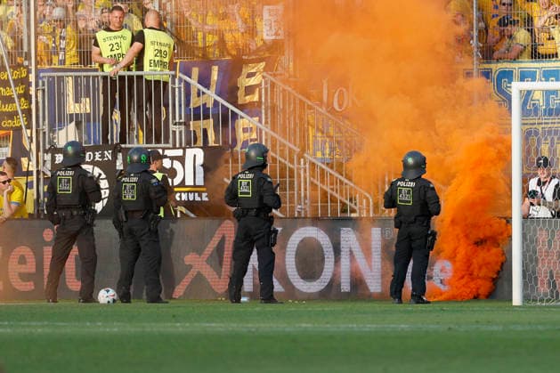 v.l.n.r.: Pyro, Pyrotechnik, Rauchtöpfe, Bengalos, Feuerwerkskoerper, in Leipziger Block. im Rückspiel der Aufstiegsspiele zur 3. Liga zwischen dem FC Würzburger Kickers und dem 1. FC Lok Leipzig in der AKON Arena am Dallenberg, Würzburg, Deutschland, am 1. Juni 2026. DFB DFL REGULATIONS PROHIBIT ANY USE OF PHOTOGRAPHS AS IMAGE SEQUENCES AND OR QUASI-VIDEO, Copyright: HMBxMedia xHeikoxBecker