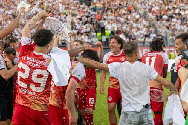 Die Spieler und Betreuer des FC Würzburger Kickers werden in einer ausgelassenen Feier mit Biergläsern überschüttet und geduscht. Die wild durcheinander gehende Szene zeigt die unrestrainierte Freude über den erfolgreichen Aufstieg in die 3. Liga nach dem Sieg gegen Lok Leipzig, AKON Arena am Dallenberg, Würzburg, Deutschland, am 1. Juni 2026. DFB DFL REGULATIONS PROHIBIT ANY USE OF PHOTOGRAPHS AS IMAGE SEQUENCES AND OR QUASI-VIDEO, Copyright: HMBxMedia xHeikoxBecker