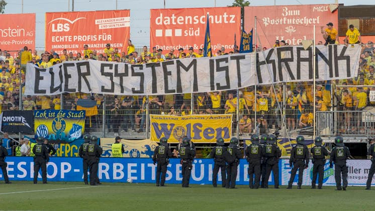 ans des 1. FC Lok Leipzig protestieren mit einem Transparentbanner gegen die Aufstiegsmodalitäten zur 3. Liga. Das Banner trägt die Aufschrift Euer System ist krank und kritisiert damit das aktuelle Playoff-System zwischen den Regionalliga-Meistern, AKON Arena am Dallenberg, Würzburg, Deutschland, am 1. Juni 2026. DFB DFL REGULATIONS PROHIBIT ANY USE OF PHOTOGRAPHS AS IMAGE SEQUENCES AND OR QUASI-VIDEO, Copyright: HMBxMedia xHeikoxBecker