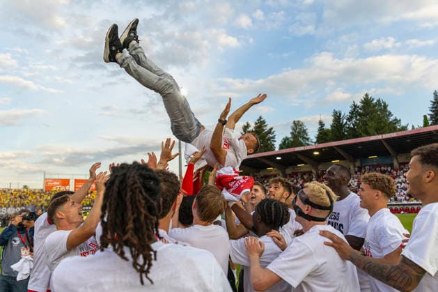 Die Spieler des FC Würzburger Kickers werfen ihren Trainer Michael Schiele jubelnd in die Luft, um seinen Anteil am erfolgreichen Aufstieg in die 3. Liga zu würdigen. Die klassische Feiergeste zeigt die tiefe Dankbarkeit und den Respekt der Mannschaft gegenüber ihrem Trainer, AKON Arena am Dallenberg, Würzburg, Deutschland, am 1. Juni 2026. DFB DFL REGULATIONS PROHIBIT ANY USE OF PHOTOGRAPHS AS IMAGE SEQUENCES AND OR QUASI-VIDEO, Copyright: HMBxMedia xHeikoxBecker