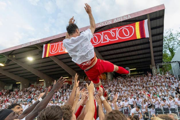 Die Spieler des FC Würzburger Kickers werfen ihren Kapitän Peter Kurzweg jubelnd in die Höhe und präsentieren ihn den begeisterten Fans. Es ist Kurzwegs letztes Spiel, das er mit einem Aufstieg in die 3. Liga krönt – eine perfekte Abschied nach Jahren treuer Dienste für den Verein, AKON Arena am Dallenberg, Würzburg, Deutschland, am 1. Juni 2026. DFB DFL REGULATIONS PROHIBIT ANY USE OF PHOTOGRAPHS AS IMAGE SEQUENCES AND OR QUASI-VIDEO, Copyright: HMBxMedia xHeikoxBecker