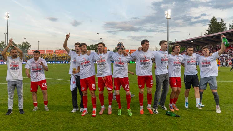 Die Spieler des FC Würzburger Kickers bedanken sich nach dem erfolgreichen Aufstieg in die 3. Liga herzlich bei ihren Fans. Die Mannschaft geht zum Fanblock, applaudiert und zeigt ihre Dankbarkeit für die treue Unterstützung während der gesamten Saison und besonders während der intensiven Aufstiegsspiele, AKON Arena am Dallenberg, Würzburg, Deutschland, am 1. Juni 2026. . DFB DFL REGULATIONS PROHIBIT ANY USE OF PHOTOGRAPHS AS IMAGE SEQUENCES AND OR QUASI-VIDEO, Copyright: HMBxMedia xHeikoxBecker