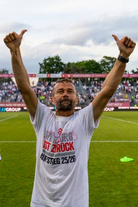 Trainer Michael Schiele (Würzburger Kickers) bedankt sich bei den Fans, im Rückspiel der Aufstiegsspiele zur 3. Liga zwischen dem FC Würzburger Kickers und dem 1. FC Lok Leipzig in der AKON Arena am Dallenberg, Würzburg, Deutschland, am 1. Juni 2026. DFB DFL REGULATIONS PROHIBIT ANY USE OF PHOTOGRAPHS AS IMAGE SEQUENCES AND OR QUASI-VIDEO, Copyright: HMBxMedia xHeikoxBecker