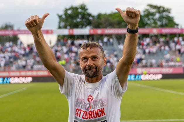 Trainer Michael Schiele (Würzburger Kickers) bedankt sich bei den Fans, im Rückspiel der Aufstiegsspiele zur 3. Liga zwischen dem FC Würzburger Kickers und dem 1. FC Lok Leipzig in der AKON Arena am Dallenberg, Würzburg, Deutschland, am 1. Juni 2026. DFB DFL REGULATIONS PROHIBIT ANY USE OF PHOTOGRAPHS AS IMAGE SEQUENCES AND OR QUASI-VIDEO, Copyright: HMBxMedia xHeikoxBecker