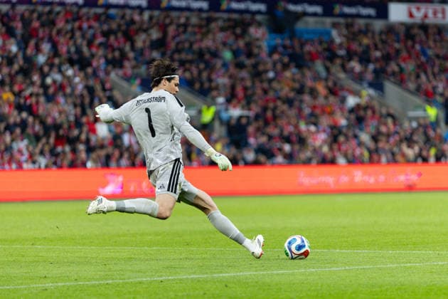 OSLO, NORWAY - JUNE 01: Goalkeeper Jacob Zetterstrom of Sweden shoots the ball during the International Friendly, Länderspiel, Nationalmannschaft match between Norway and Sweden at Ullevaal Stadium on June 01, 2026 in Oslo, Norway. (Photo by Ane Frosaker Sports Press Photo)  Copyright: xAnexFrosakerx xSPPx Sportspressphoto_SPR159651