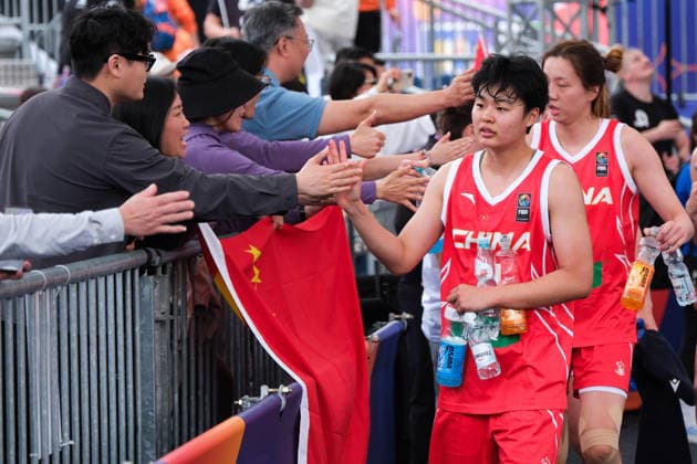 June 1, 2026, Warsaw, Masovian Voivodeship, Poland: ChinaÃ¢â‚¬â ¢s WENXIA LI (21) high fives Chinese fans after victory in a FIBA 3x3 Basketball World Cup womenÃ¢â‚¬â ¢s Pool C game between China and Italy in Warsaw, Poland. Warsaw Poland - ZUMAk204 20260601_zip_k204_071 Copyright: xRomanxKozielx