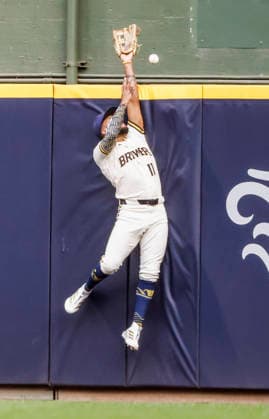 Milwaukee Brewers center fielder Jackson Chourio misses a two RBI home run ball hit by San Francisco Giants third baseman Matt Chapman in the second inning of the MLB, Baseball Herren, USA game between the San Francisco Giants and the Milwaukee Brewers at American Family Field in Milwaukee, Wisconsin on Monday, June 1, 2026.  MIL20260601809 TANNENxMAURY