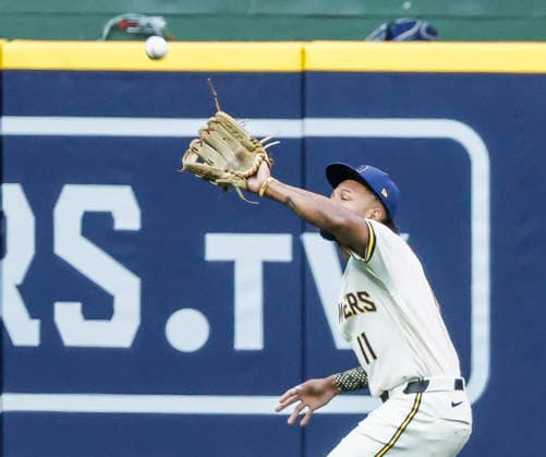 Milwaukee Brewers center fielder Jackson Chourio catches a fly ball hit by San Francisco Giants third baseman Matt Chapman in the third inning of the MLB, Baseball Herren, USA game between the San Francisco Giants and the Milwaukee Brewers at American Family Field in Milwaukee, Wisconsin on Monday, June 1, 2026.  MIL20260601815 TANNENxMAURY