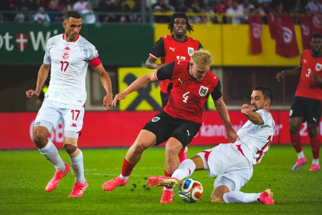 Fussball Österreich, Nationalteam, International Friendly, Länderspiel, Nationalmannschaft Freundschaftliches Länderspiel, FIFA UEFA WM Vorbereitung - ÖFB Österreich vs. Tunesien Tunisienne (FTF) - Ernst-Happel-Stadion (Wien, Österreich): Anis Ben Slimane (Tunesien, 25) mit Xaver Schlager (Österreich, 4) Copyright: xLukasxBierederx