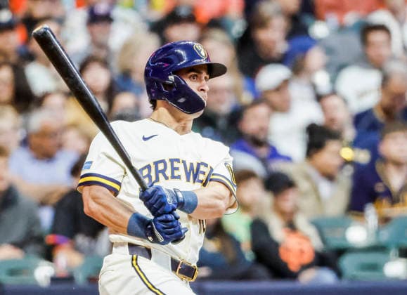 Milwaukee Brewers right fielder Sal Frelick hits a double in the fifth inning of the MLB, Baseball Herren, USA game between the San Francisco Giants and the Milwaukee Brewers at American Family Field in Milwaukee, Wisconsin on Monday, June 1, 2026.  MIL20260601823 TANNENxMAURY