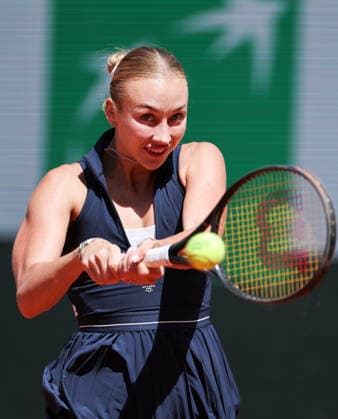 (260602) -- PARIS, June 2, 2026 -- Anastasia Potapova hits a return during the women s singles 4th round match between Anna Kalinskaya of Russia and Anastasia Potapova of Austria at the French Open tennis tournament at Roland Garros, Paris, France, June 1, 2026. ) (SP)FRANCE-PARIS-TENNIS-FRENCH OPEN-WOMEN S SINGLES-4TH ROUND WuxHuiwo 