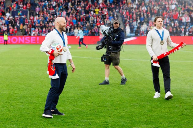 Norway v Sweden, football friendly, Oslo, Norway Oslo, Norway. 01st, June 2026. The Ice hockey, Eishockey players of Norway are praised at the break of the football friendly between Norway and Sweden at Ullevaal Stadion in Oslo. Norway won bronze and their first-ever medal at the 2026 IIHF World Championship, WM, Weltmeisterschaft in Ice hockey. Norway, Ulleval Stadion  Copyright: xGonzalesxPhoto KetilxMartinsenx