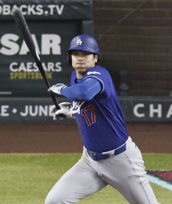Baseball: Dodgers vs. Diamondbacks Los Angeles Dodgers designated hitter Shohei Ohtani hits an infield single in the eighth inning of a baseball game against the Arizona Diamondbacks at Chase Field in Phoenix, Arizona, on June 1, 2026.  A14AA0005617429P