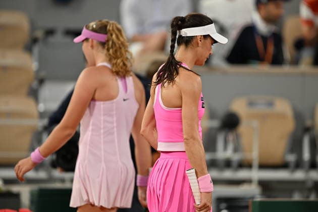 2026 French Open - Day Ten PARIS, FRANCE - JUNE 02: Mirra Andreeva (L) competes against Sorana Cirstea (R) of Romania during their Women s Singles quarter-final match on Day Ten of the 2026 French Open at Roland Garros on June 02, 2026 in Paris, France. Mustafa Yalcin Anadolu Paris France. Editorial use only. Please get in touch for any other usage.  Copyright: x2026xAnadoluxMustafaxYalcinx