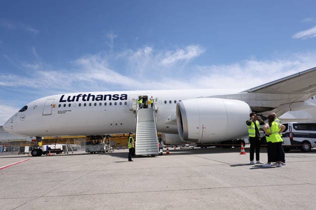 FRANKFURT AM MAIN, DEUTSCHLAND 02. Juni 2026: Die deutsche Männer-Nationalmannschaft beim offiziellen Abflug nach Nordamerika am Flughafen Frankfurt vor Beginn der FIFA Fußball-Weltmeisterschaft 2026. Der Deutsche Fußball-Bund (DFB) und Lufthansa verabschieden das Team auf dem Weg zum größten Fußballturnier der Welt. Die Airbus A350-900 Wuppertal warte auf die Nationalmannschft, steht im Vorfeld Copyright: JoaquimxFerreira