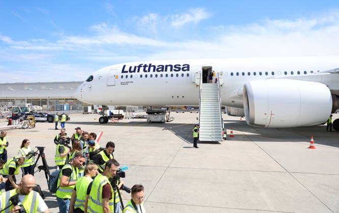 02.06.2026, Fussball DFB Nationalmannschaft, Abflug der Deutschen Fussball Nationalmannschaft vom Flughafen Frankfurt mit Lufthansa Flieger LH 434 zur Weltmeisterschaft 2026 in die USA nach Chicago, v.l., Medienvertreter warten auf die Ankunft der Spieler vor dem Flugzeug DFL DFB REGULATIONS PROHIBIT ANY USE OF PHOTOGRAPHS AS IMAGE SEQUENCES AND OR QUASI-VIDEO. xdcx Copyright: HMBxMedia Claus