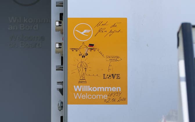 02.06.2026, Fussball DFB Nationalmannschaft, Abflug der Deutschen Fussball Nationalmannschaft vom Flughafen Frankfurt mit Lufthansa Flieger LH 434 zur Weltmeisterschaft 2026 in die USA nach Chicago, v.l., Willkommensschild mit der Aufschrift Und die Reise beginnt am Flieger DFL DFB REGULATIONS PROHIBIT ANY USE OF PHOTOGRAPHS AS IMAGE SEQUENCES AND OR QUASI-VIDEO. xdcx *** 02 06 2026, Football DFB national team, Departure of the German national football team from Frankfurt Airport with Lufthansa plane LH 434 to the 2026 World Cup in the USA to Chicago, v l , Welcome sign with the inscription And the journey begins on the plane DFL DFB REGULATIONS PROHIBIT ANY USE OF PHOTOGRAPHS AS IMAGE SEQUENCES AND OR QUASI VIDEO xdcx Copyright: HMBxMedia Claus