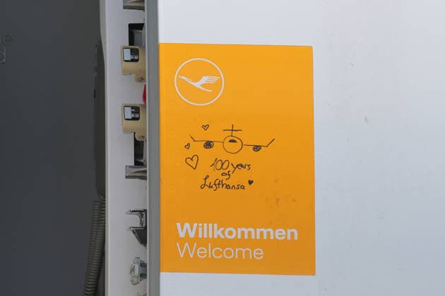 A350-900 Wuppertal der Lufthansa steht zum Einstieg für die Nationalelf bereit und begrüßt die Spieler auf dem Bordschild - Frankfurt 02.06.2026: Abflug der Deutschen Nationalmannschaft zur WM in die USA