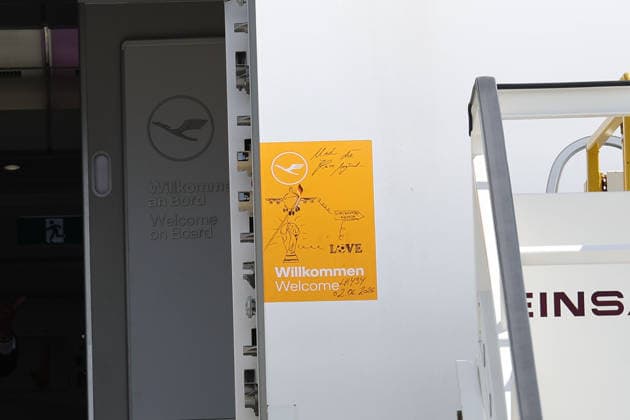 FRANKFURT AM MAIN, DEUTSCHLAND 02. Juni 2026: Die deutsche Männer-Nationalmannschaft beim offiziellen Abflug nach Nordamerika am Flughafen Frankfurt vor Beginn der FIFA Fußball-Weltmeisterschaft 2026. Der Deutsche Fußball-Bund (DFB) und Lufthansa verabschieden das Team auf dem Weg zum größten Fußballturnier der Welt. v.l.,Wilkommensgruss am Eingang vom Flieger Copyright: JoaquimxFerreira