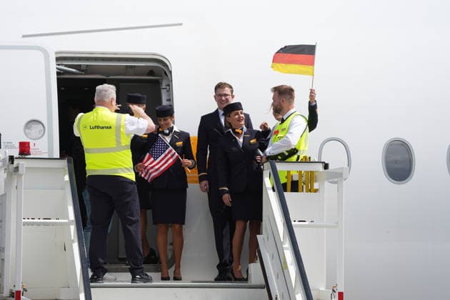 A350-900 Wuppertal der Lufthansa und die Crew steht zum Einstieg für die Nationalelf bereit und begrüßt die Mannschaft auf dem Bordschild und wünscht viel Glück für die Weltmeisterschaft - Frankfurt 02.06.2026: Abflug der Deutschen Nationalmannschaft zur WM in die USA