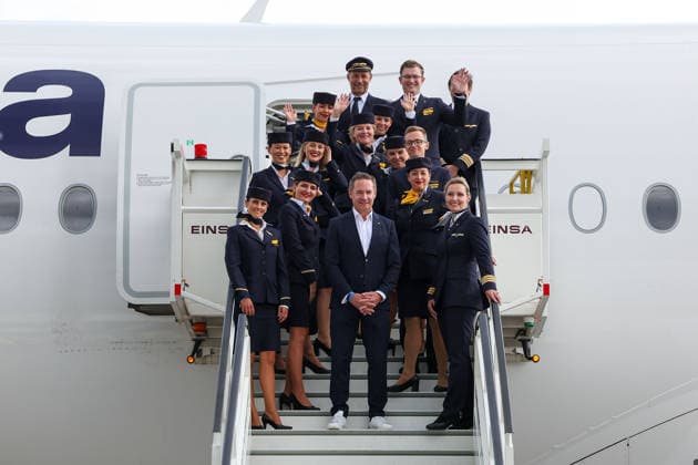 FRANKFURT AM MAIN, DEUTSCHLAND 02. Juni 2026: Die deutsche Männer-Nationalmannschaft beim offiziellen Abflug nach Nordamerika am Flughafen Frankfurt vor Beginn der FIFA Fußball-Weltmeisterschaft 2026. Der Deutsche Fußball-Bund (DFB) und Lufthansa verabschieden das Team auf dem Weg zum größten Fußballturnier der Welt. v.l., Jens Ritter CEO Lufthansa Airlines und Crew Team Copyright: JoaquimxFerreira