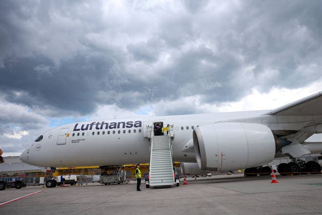 FRANKFURT AM MAIN, DEUTSCHLAND 02. Juni 2026: Die deutsche Männer-Nationalmannschaft beim offiziellen Abflug nach Nordamerika am Flughafen Frankfurt vor Beginn der FIFA Fußball-Weltmeisterschaft 2026. Der Deutsche Fußball-Bund (DFB) und Lufthansa verabschieden das Team auf dem Weg zum größten Fußballturnier der Welt. v.l., Dunkle Wolken über den Flieger, Gewitter Warnung Copyright: JoaquimxFerreira