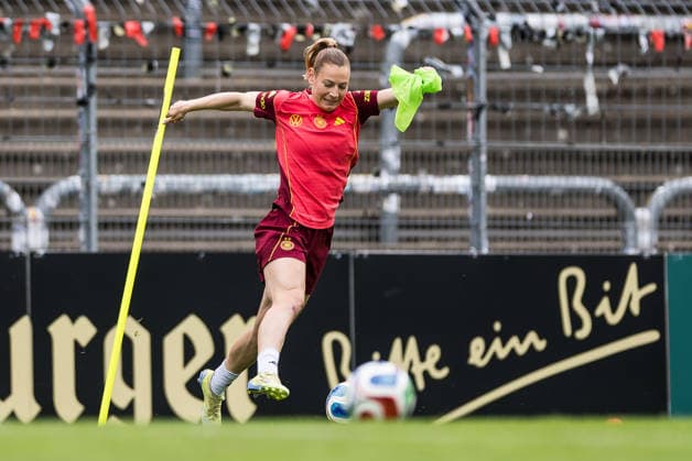 COLOGNE, GERMANY - JUNE 02: Sarai Linder (Germany, 2) controls the ball during a training session prepare for the UEFA European Qualifiers for the FIFA Women™s World Cup 2027 between Germany vs. Norway at Sportpark Hoehenberg on June 02, 2026 in Mainz, Germany. North Rhine Westphalia Germany Copyright: xSteffiexWunderlx