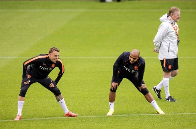 ZEIST - Noa Lang, Donyell Malen and national coach Ronald Koeman during the training of the Dutch national team, Nationalteam in Zeist, the Netherlands, 2 May 2026. The players were preparing for the friendly match against Algeria. ROBIN VAN LONKHUIJSEN ANP xVIxANPxSportx xxANPxIVx 559902239 originalFilename: 559902239.jpg