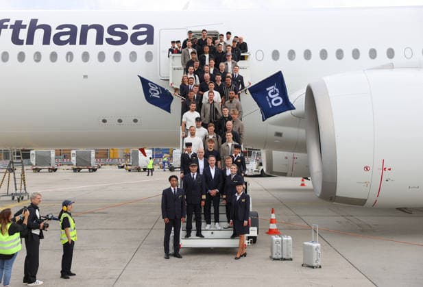 02.06.2026, Fussball DFB Nationalmannschaft, Abflug der Deutschen Fussball Nationalmannschaft vom Flughafen Frankfurt mit Lufthansa Flieger LH 434 zur Weltmeisterschaft 2026 in die USA nach Chicago, v.l., Teamfoto vor dem Flieger DFL DFB REGULATIONS PROHIBIT ANY USE OF PHOTOGRAPHS AS IMAGE SEQUENCES AND OR QUASI-VIDEO. xdcx *** 02 06 2026, Football DFB national team, Departure of the German national football team from Frankfurt Airport with Lufthansa plane LH 434 to the 2026 World Cup in the USA to Chicago, v l , Team photo in front of the plane DFL DFB REGULATIONS PROHIBIT ANY USE OF PHOTOGRAPHS AS IMAGE SEQUENCES AND OR QUASI VIDEO xdcx Copyright: HMBxMedia Claus
