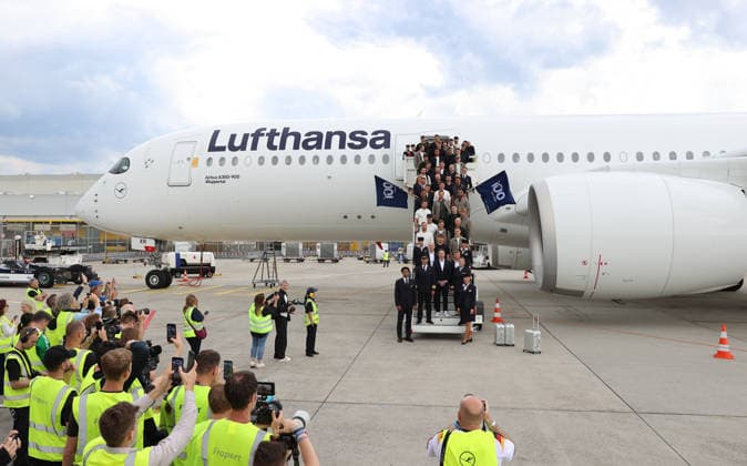 02.06.2026, Fussball DFB Nationalmannschaft, Abflug der Deutschen Fussball Nationalmannschaft vom Flughafen Frankfurt mit Lufthansa Flieger LH 434 zur Weltmeisterschaft 2026 in die USA nach Chicago, v.l., Teamfoto vor dem Flieger DFL DFB REGULATIONS PROHIBIT ANY USE OF PHOTOGRAPHS AS IMAGE SEQUENCES AND OR QUASI-VIDEO. xdcx Copyright: HMBxMedia Claus