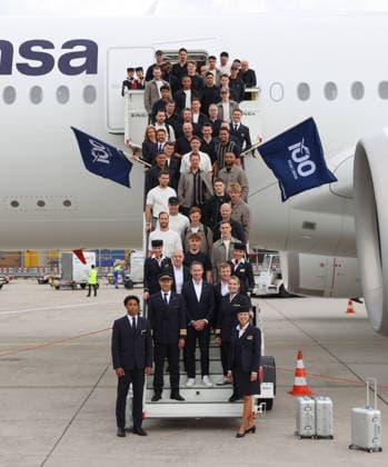 02.06.2026, Fussball DFB Nationalmannschaft, Abflug der Deutschen Fussball Nationalmannschaft vom Flughafen Frankfurt mit Lufthansa Flieger LH 434 zur Weltmeisterschaft 2026 in die USA nach Chicago, v.l., Teamfoto vor dem Flieger DFL DFB REGULATIONS PROHIBIT ANY USE OF PHOTOGRAPHS AS IMAGE SEQUENCES AND OR QUASI-VIDEO. xdcx Copyright: HMBxMedia Claus