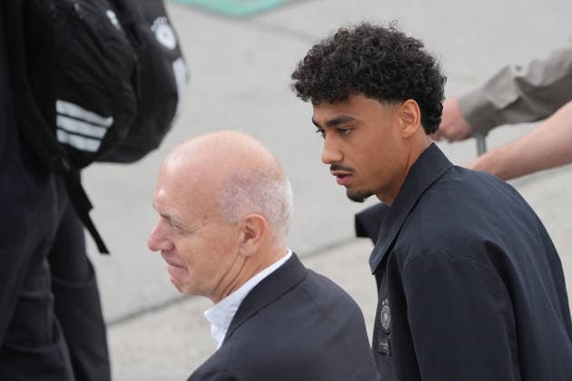 Nathaniel Brown (Deutschland Germany) mit DFB Präsident Bernd Neuendorf - Frankfurt 02.06.2026: Abflug der Deutschen Nationalmannschaft zur WM in die USA