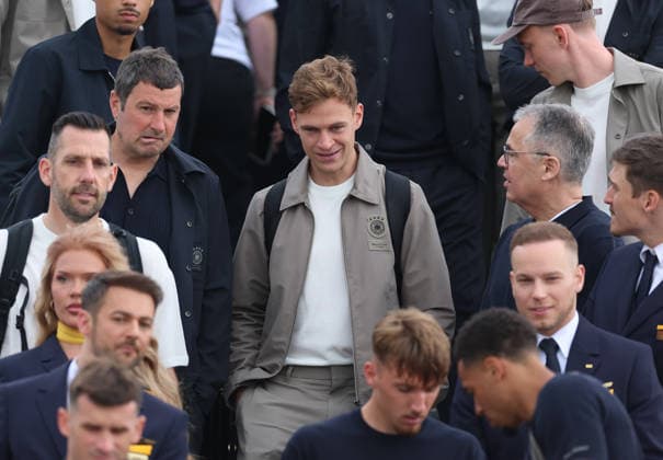 02.06.2026, Fussball DFB Nationalmannschaft, Abflug der Deutschen Fussball Nationalmannschaft vom Flughafen Frankfurt mit Lufthansa Flieger LH 434 zur Weltmeisterschaft 2026 in die USA nach Chicago, v.l., Joshua Kimmich (Deutsche Fussball Nationalmannschaft, DFB) DFL DFB REGULATIONS PROHIBIT ANY USE OF PHOTOGRAPHS AS IMAGE SEQUENCES AND OR QUASI-VIDEO. xdcx Copyright: HMBxMedia Claus