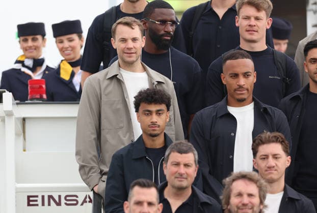02.06.2026, Fussball DFB Nationalmannschaft, Abflug der Deutschen Fussball Nationalmannschaft vom Flughafen Frankfurt mit Lufthansa Flieger LH 434 zur Weltmeisterschaft 2026 in die USA nach Chicago, v.l., Torwart Manuel Neuer (Deutsche Fussball Nationalmannschaft, DFB), Nathaniel Brown (Deutsche Fussball Nationalmannschaft, DFB), Jamie Leweling (Deutsche Fussball Nationalmannschaft, DFB) DFL DFB REGULATIONS PROHIBIT ANY USE OF PHOTOGRAPHS AS IMAGE SEQUENCES AND OR QUASI-VIDEO. xdcx Copyright: HMBxMedia Claus