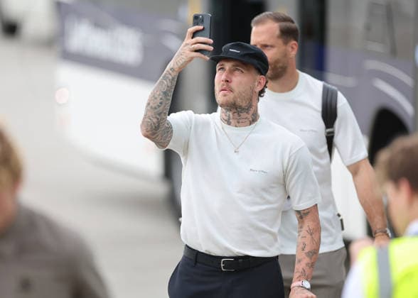 02.06.2026, Fussball DFB Nationalmannschaft, Abflug der Deutschen Fussball Nationalmannschaft vom Flughafen Frankfurt mit Lufthansa Flieger LH 434 zur Weltmeisterschaft 2026 in die USA nach Chicago, v.l., David Raum (Deutsche Fussball Nationalmannschaft, DFB) DFL DFB REGULATIONS PROHIBIT ANY USE OF PHOTOGRAPHS AS IMAGE SEQUENCES AND OR QUASI-VIDEO. xdcx Copyright: HMBxMedia Claus