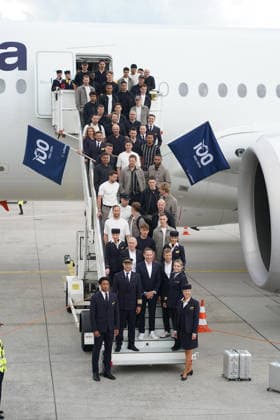 A350-900 der Lufthansa steht für die Nationalmannschaft zum Einstieg bereit und die Deutsche Nationalmannschaft stellt sich auf zum obligatorischen Foto mit der Crew - Frankfurt 02.06.2026: Abflug der Deutschen Nationalmannschaft zur WM in die USA