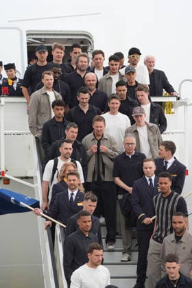 Mannschaft stellt sich zum obligatorischen Abschiedsfoto mit der Lufthansa Crew auf - Frankfurt 02.06.2026: Abflug der Deutschen Nationalmannschaft zur WM in die USA