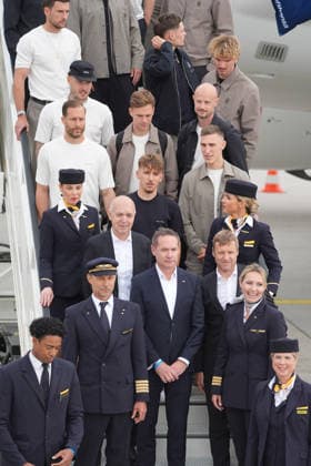 Mannschaft stellt sich zum obligatorischen Abschiedsfoto mit der Lufthansa Crew auf - Frankfurt 02.06.2026: Abflug der Deutschen Nationalmannschaft zur WM in die USA