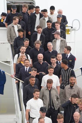 Mannschaft stellt sich zum obligatorischen Abschiedsfoto mit der Lufthansa Crew auf - Frankfurt 02.06.2026: Abflug der Deutschen Nationalmannschaft zur WM in die USA