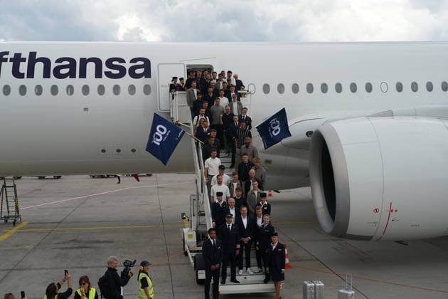 A350-900 der Lufthansa steht für die Nationalmannschaft zum Einstieg bereit und die Deutsche Nationalmannschaft stellt sich auf zum obligatorischen Foto mit der Crew - Frankfurt 02.06.2026: Abflug der Deutschen Nationalmannschaft zur WM in die USA