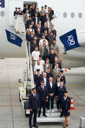 A350-900 der Lufthansa steht für die Nationalmannschaft zum Einstieg bereit und die Deutsche Nationalmannschaft stellt sich auf zum obligatorischen Foto mit der Crew - Frankfurt 02.06.2026: Abflug der Deutschen Nationalmannschaft zur WM in die USA