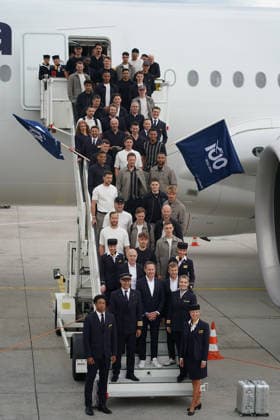 A350-900 der Lufthansa steht für die Nationalmannschaft zum Einstieg bereit und die Deutsche Nationalmannschaft stellt sich auf zum obligatorischen Foto mit der Crew - Frankfurt 02.06.2026: Abflug der Deutschen Nationalmannschaft zur WM in die USA