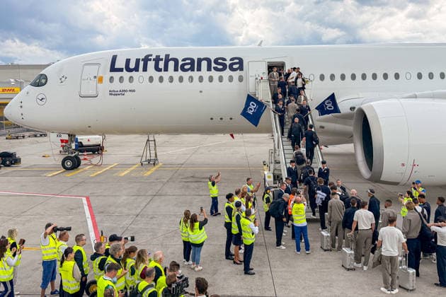A350-900 der Lufthansa steht für die Nationalmannschaft zum Einstieg bereit und die Deutsche Nationalmannschaft stellt sich auf zum obligatorischen Foto mit der Crew - Frankfurt 02.06.2026: Abflug der Deutschen Nationalmannschaft zur WM in die USA