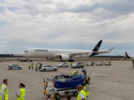 A350-900 der Lufthansa mit der Nationalmannschaft steht zum Abflug bereit und ist beim Push-back - Frankfurt 02.06.2026: Abflug der Deutschen Nationalmannschaft zur WM in die USA